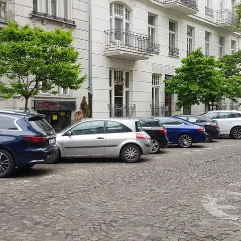 Zamiast parkingów większe ogródki 