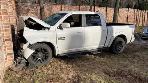 Wjechał w mur cmentarza i uciekł. Policja poszukuje kierowcy