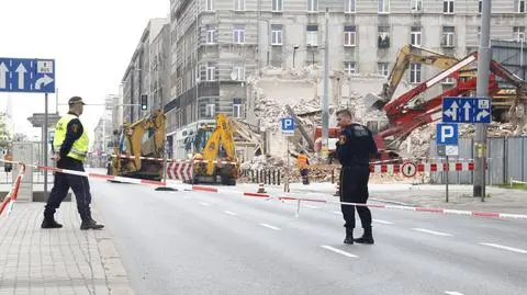 Rozbiórka kamienicy na Woli. Tramwaje nie jeździły al. Solidarności