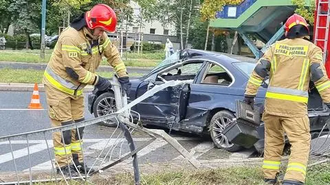 Utrudnienia na Gocławiu. Kierowca bmw wjechał w barierki, później zniszczył latarnię 