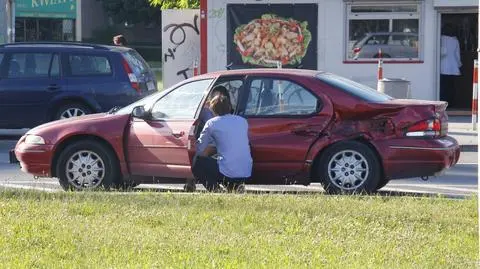 Zderzenie 41 z osobówką. Utrudnienia dla pasażerów