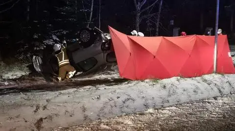 Auto dachowało. Jedna osoba zginęła, troje rannych