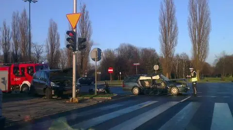 Ford wjechał w mercedesa. 3 osoby w szpitalu