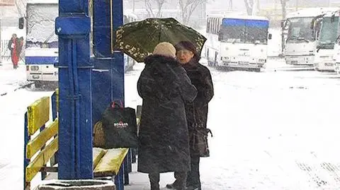 Czekają na pociągi w zamieci