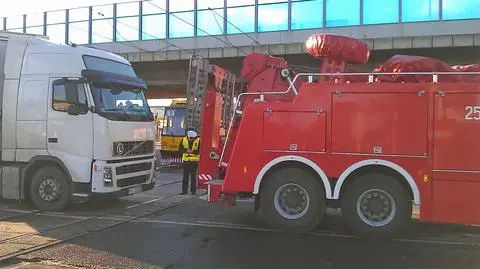 Al. Krakowska: zepsuty tir zablokował tramwaje