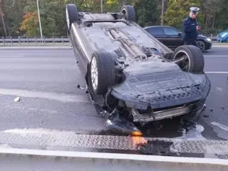 Dachowanie po zderzeniu z ciężarówką na Żołnierskiej