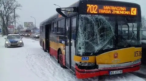 Wypadek autobusu 702. Trzy samochody rozbite