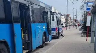 Autobus z otwartym lukiem technicznym