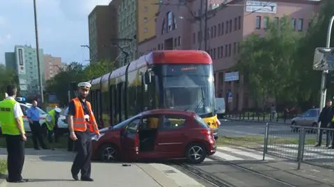 Kolizja na Anielewicza. "Auto wjechało pod rozpędzony tramwaj"