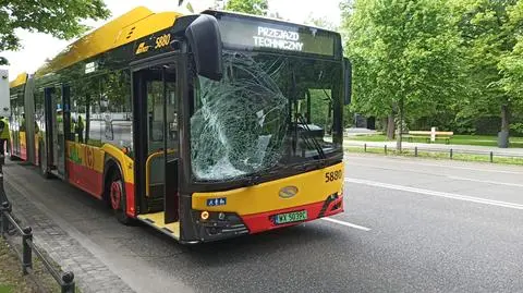 Wypadek w Alejach Ujazdowskich. Rowerzysta z obrażeniami trafił do szpitala