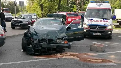 Wypadek na Białołęce. "Służby musiały rozcinać karoserię"