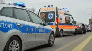 Samochód zahaczył o jednego z policjantów