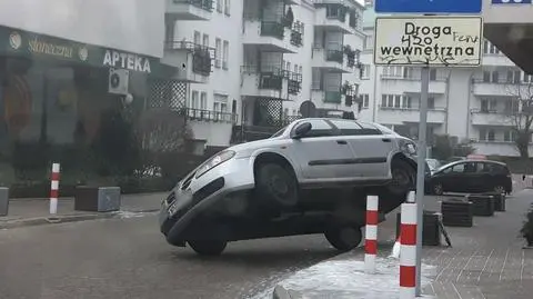 Auto zawisło na słupku. "Nieudana próba parkowania"