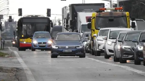 Kierowcy narzekają na korki, chcą ograniczyć buspas na Puławskiej. Drogowcy odpowiadają