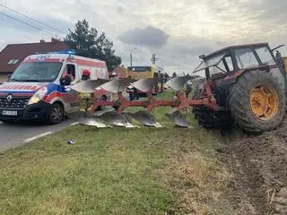 Zderzenie autobusu z traktorem