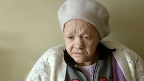 Niedowidzi, ma problem z chodzeniem. Dostała mieszkanie bez toalety