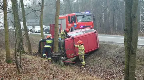 Strażacy wyciągają busa z rowu 