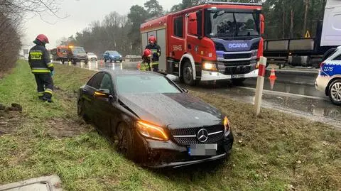 Samochód w rowie na krajowej "7". "Podróżowała nim ciężarna kobieta"