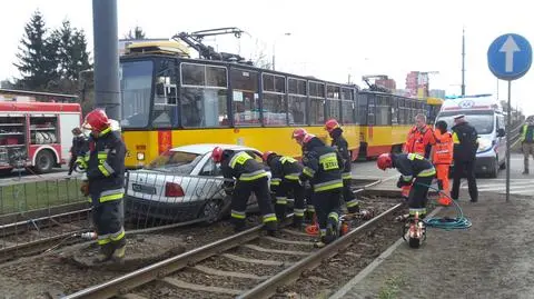 Opel na torowisku, tramwaje stanęły. Ranna kobieta