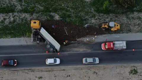 Naczepa z piaskiem przewróciła się na drodze krajowej 