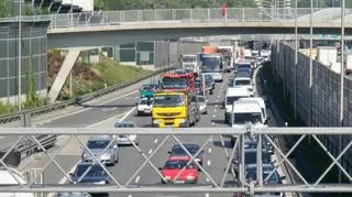 Koło odpadło z ciężarówki na S8
