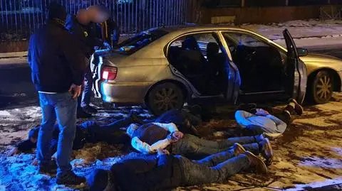 "Wybijali szyby w autach i kradli z nich torebki z portfelami, dokumentami i biżuterią"
