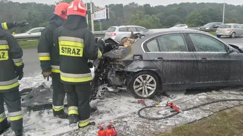 Kierowca uderzył w barierki, samochód się zapalił 