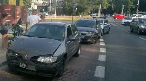 Dwa samochody zablokowały skrzyżowanie na Powiślu