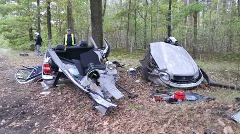 Honda uderzyła w drzewo. Jedna osoba zmarła