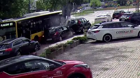 Moment zderzenia z udziałem autobusu linii 181