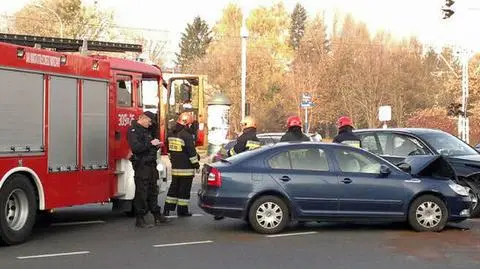 Zderzenie i dym z samochodu: skrzyżowanie zablokowane