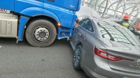 Zderzenie auta osobowego z ciężarówką. "Pchała go przez 20 metrów"