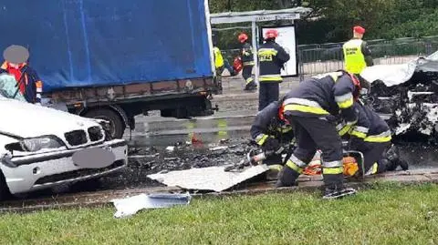 Cztery rozbite auta, dwie osoby ranne. "BMW zjechało na przeciwległy pas"