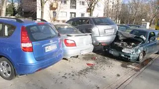 Po kolizji uszkodzone zostały samochody stojące na parkingu