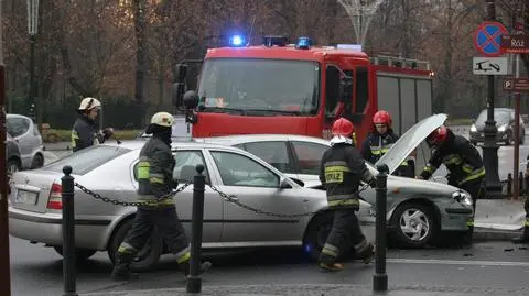 Aleje Ujazdowskie: zderzenie nissana ze skodą