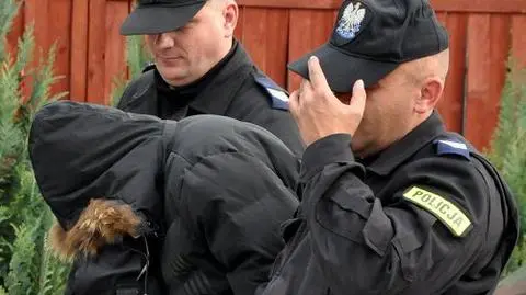 Pościg i strzały we Włochach  Dwaj policjanci ranni