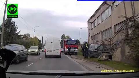 Wjechał peugeotem na schody. Kosztowało to 500 zł i 6 pkt karnych