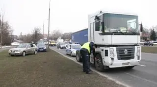 Ciągnik siodłowy zderzył się w nissanem 