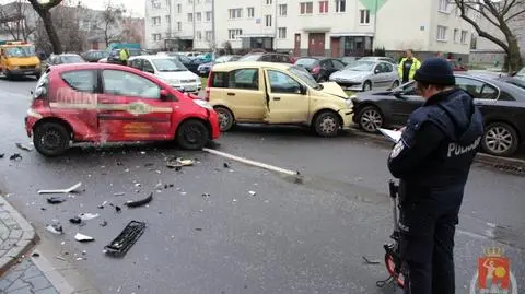 Staranowali zaparkowane auta. Kierowca wydmuchał 2 promile