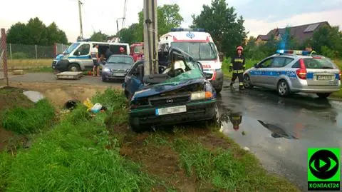 Wjechał w kałużę, wpadł w poślizg i owinął się wokół słupa