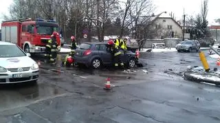 Strażacy podnieśli auto