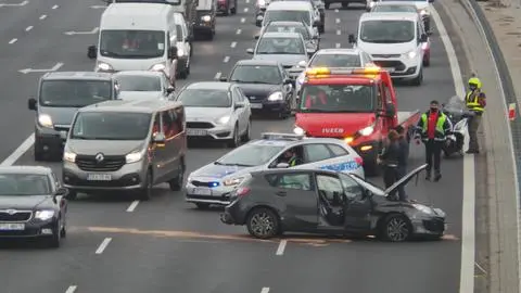 Auto uderzyło w bariery 