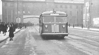 Autobus linii L przejeżdżający przez pl