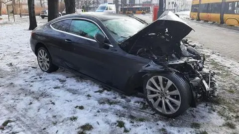 Auto zderzyło się z tramwajem w centrum. Dwie osoby trafiły do szpitala