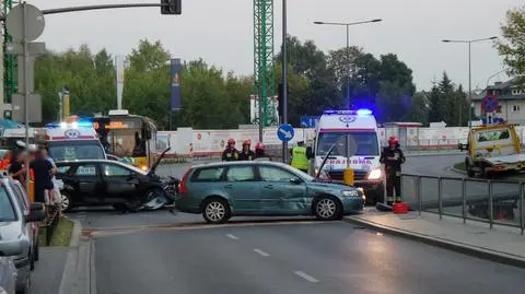 Ścięty słup i zablokowana ulica. Zderzenie na Mokotowie