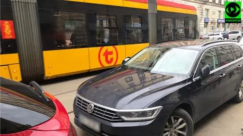 Nieprawidłowo zaparkowane auto zablokowało tramwaje