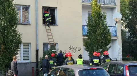 3-latek chodził po parapecie, trzymał się firanki. Akcja strażaków