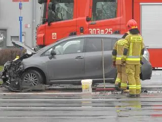 Zderzenie dwóch aut na Ochocie 