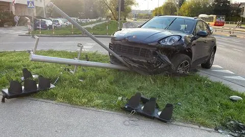 Porsche na słupie po zderzeniu z taksówką