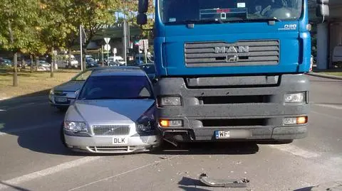 Tir kontra volvo na brytyjskich numerach